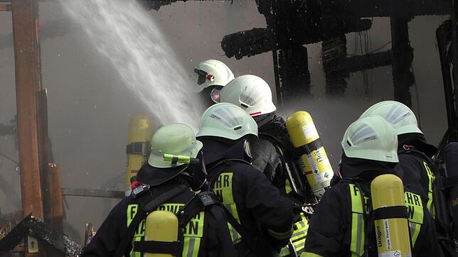 Feuerwehrmänner aus Häusern unterstützen die Höchenschwander Kameraden beim Löschen eines Brandes in Höchenschwand Ortsteil Strittberg.