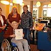 Die goldene Ehrennadel mit Zahl und Urkunde überreichte das Vorstandstrio des Schwarzwaldvereins Veronika Keller, Antonia Kramer-Diem ...