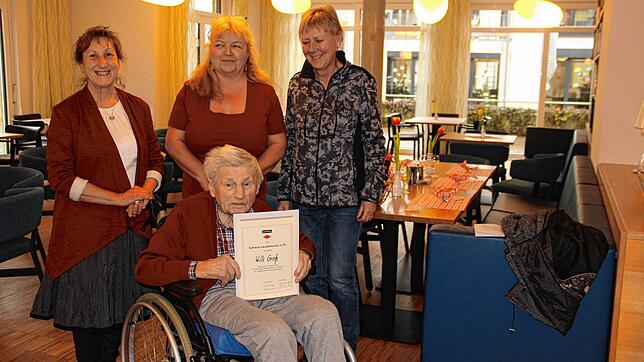 Die goldene Ehrennadel mit Zahl und Urkunde überreichte das Vorstandstrio des Schwarzwaldvereins Veronika Keller, Antonia Kramer-Diem ...