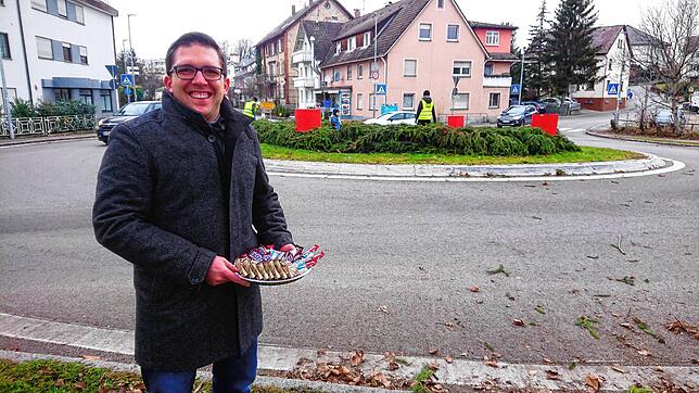 Bürgermeister Dominik Männle kam beim Aufbau vorbei und überraschte die Helfer mit Süßigkeiten.