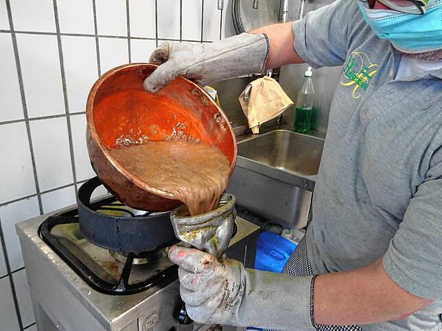 Bild 6: Diese Osterhasen schmecken süß: Wie bei Uwe Hilsenbeck Zuckerhasen entstehen