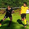 Bedrängt vom Gutmadinger Ahmet Keysan (rechts) versucht der Marbacher Tim Häring, den Ball nach innen zu bringen. Bild: Holger Rohde