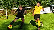 Bedrängt vom Gutmadinger Ahmet Keysan (rechts) versucht der Marbacher Tim Häring, den Ball nach innen zu bringen. Bild: Holger Rohde