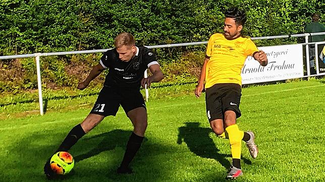 Bedrängt vom Gutmadinger Ahmet Keysan (rechts) versucht der Marbacher Tim Häring, den Ball nach innen zu bringen. Bild: Holger Rohde