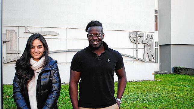 Firuze Köycu und Miguel Pindi absolvieren an der Kaufmännischen Schule in Waldshut ein BWL-Studium.