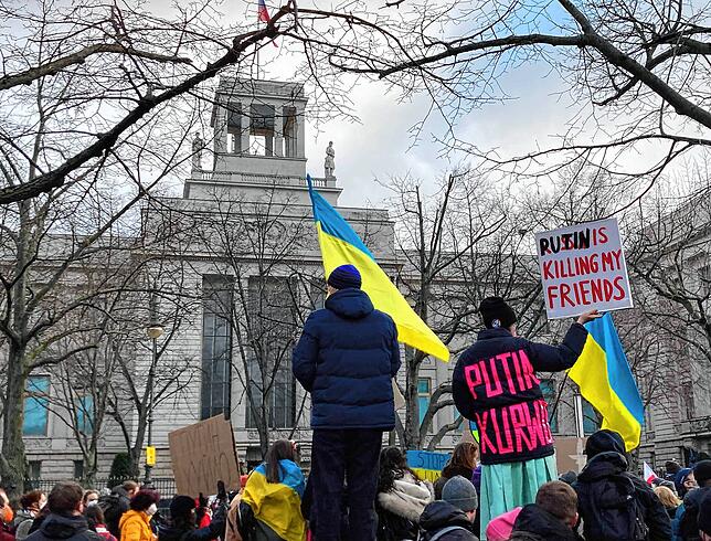 Demonstranten protestieren vor der russischen Botschaft gegen den Krieg in der Ukraine und halten ein Plakat mit der Aufschrift ...