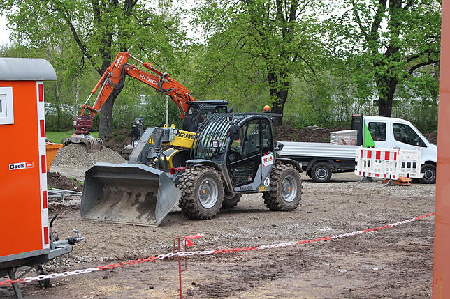 Alles bereit für die große Sanierung des Parkschwimmbades. Die Baumaschinen stehen schon bereit für den Einsatz.