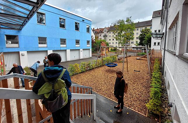 Die Gebäude rechts im Bild sollen bestehen bleiben. Das blaue Gebäude (links) und das danebenliegende, zu dem die Treppen führen, sollen ...