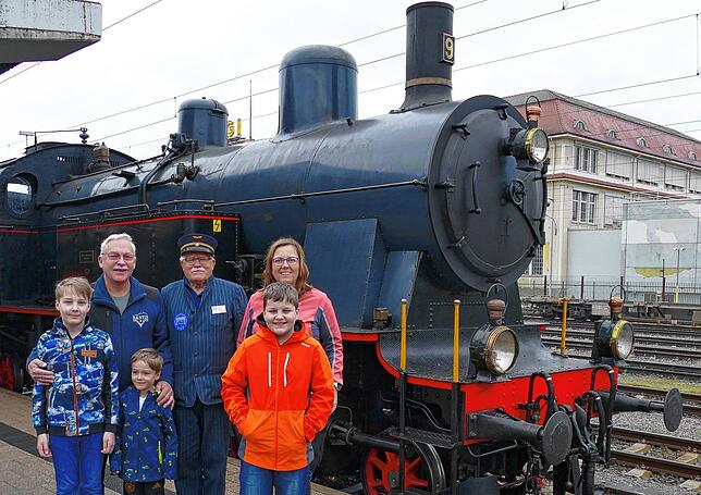 Familie Bossenmaier (von links: Falko, Markus, Benedikt, Hansi und Sandra) machen mit Werner Wocher (Mitte) einen Ausflug mit der ...