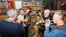 Die Lumpens Kapelle mit Michael Weißer (von links), Jürgen Weißer, Thomas Spiegelhalder und Ralph Eble bei der Probe. Weil sein Bass in ...