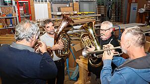 Die Lumpens Kapelle mit Michael Weißer (von links), Jürgen Weißer, Thomas Spiegelhalder und Ralph Eble bei der Probe. Weil sein Bass in ...