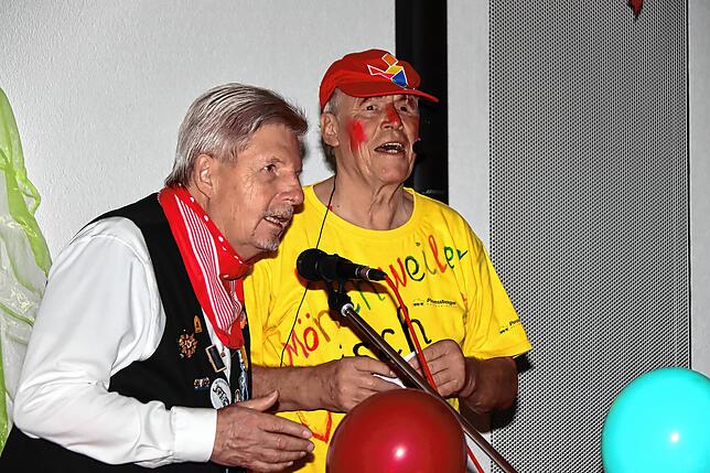 Günter Kayan und Heinz-Jörg Kretschmer (von links) lassen gemeinsam mit Stafanie Münch und etlichen Helfern die Dorffasnet im ...