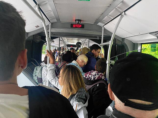 Bilder von Bahnhof Engen am Dienstag gegen 19 Uhr, der Schienenersatzverkehr ist rappelvoll.
