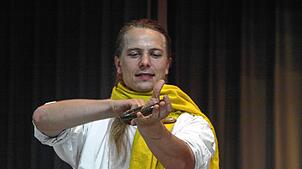David Leubner als Schlange, die sich mit dem Kleinen Prinzen unterhält.  Foto: KARIN STEINEBRUNNER