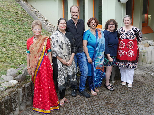 Erfolgsmodell Schüleraustausch mit Indien: Darüber freuen sich Andrea Menne (Lehrerin Rudolf-Eberle-Schule), Saakshi Tikku (Jamnabai ...