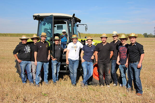 Mit der kreative Idee, als Jungesellenabschied beim Tractorpulling mitzumachen überraschen die Wurmlinger ihren Kollegen, Fabian Weber ...