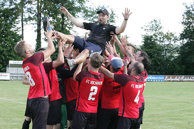 Bild 10: Dramatisches 2:1 gegen SV Berau: FC Hochrhein ist Meister &ndash; wir haben die Bilder!