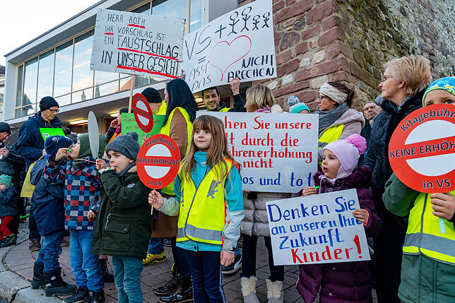 Mit Trillerpfeifen und Transparenten zeigen Eltern und Kinder ihren Unmut.