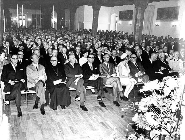 Feier 25 Jahre SÜDKURIER am 4. September 1970 im Konzil Konstanz. Ganz links GF Friedrich Breinlinger, 8. von links Herausgeber Johannes ...