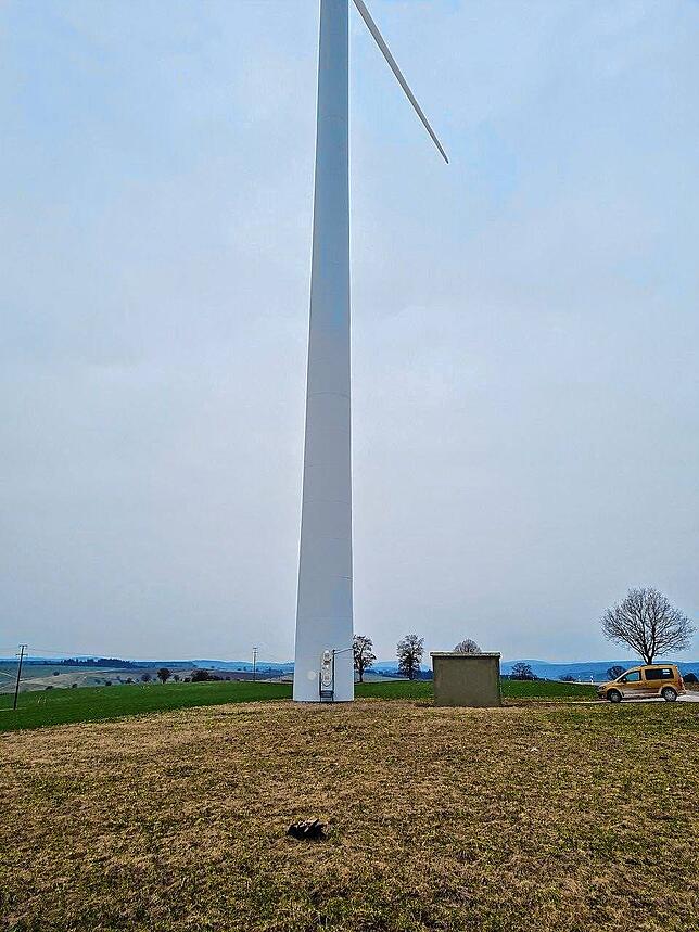 Dieses Bild mit dem toten Milan im Vordergrund am Boden entstand diese Woche an der ersten Windkraftanlage auf der Stettener Höhe von ...
