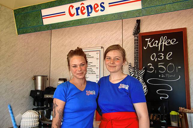 Lena Herde und Anna-Zoé Ott aus Niedersachsen arbeiten im Crêpes-Stand. „Das macht hier immer Spaß, sonst würden wir‘s nicht ...