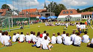 Gebannt verfolgen die Teilnehmer des Fußballcamps beim FC Unterkirnach und etliche Zuschauer den Wettbewerb im Strafstoßschießen. Zum ...