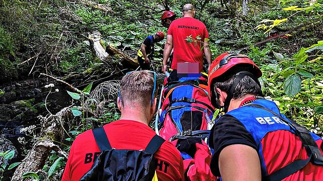 Mit einer Gebirgstrage retten Mitglieder der Bergwacht eine verletzte Wanderin aus der Rötenbachschlucht.