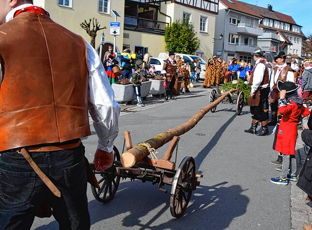 Bild 8: Bilder vom Kindernarrenbaum-Setzen auf dem Gustav-Hammer-Platz in Stockach