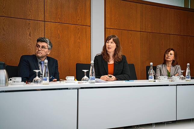 Landrat Martin Kistler, Helen Schmidt von der für den Partizipationsprozess zuständigen Firma Zebralog und Landkreis-Sprecherin Susanna ...