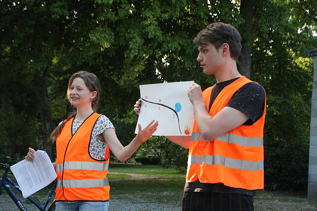 Eileen Blum und Niklas Baugatz erklären, warum Aktivisten der Letzten Generation glauben, Autos blockieren zu müssen. Auf dem Bild, das ...