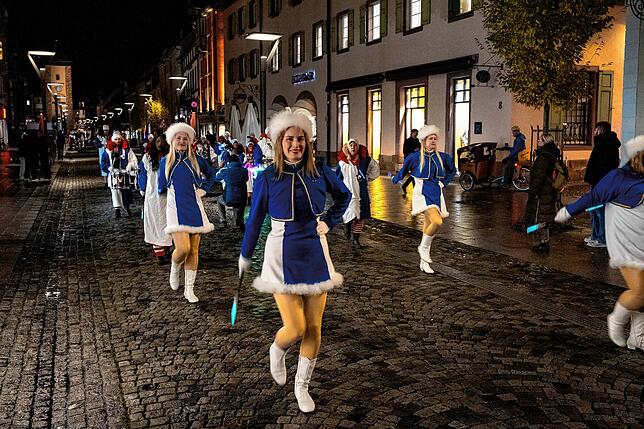 Bild 15: Endlich Fasnet: Glonkis stellen ihre Brunnenfigur auf und eröffnen die Fasnet