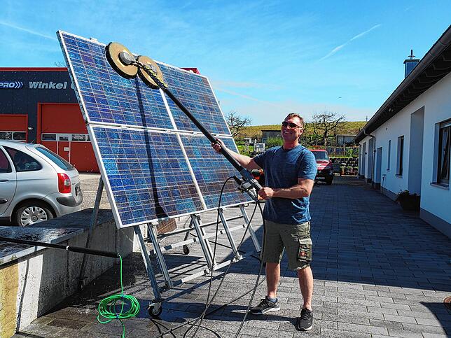 Artur Ostertag demonstrierte, wie man PV-Anlage säubern kann.