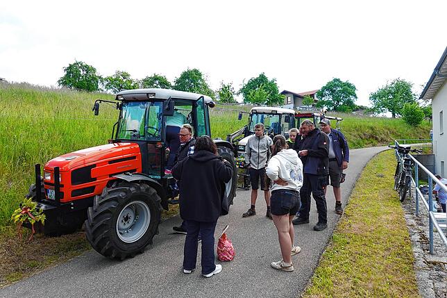 Bild 5: Die Plätze waren im Nu belegt – großes Gedränge beim Traktorenfest in Rotzingen