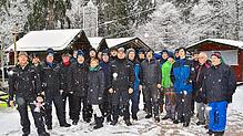 Bild : Triberger Weihnachtszauber: Trotz Schnee und Eis baut das Helferteam fleißig auf