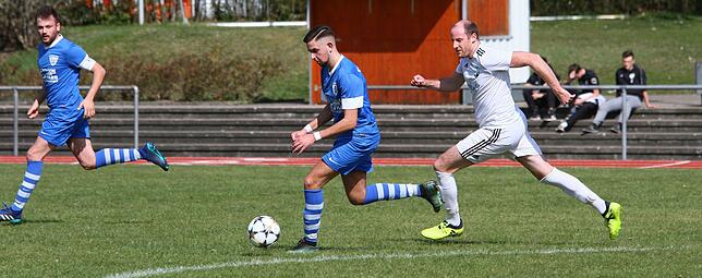 Pfeilschnell: Romano Males (Mitte, gegen Julian Matzner) im Spiel des SV Weil II beim FC Wehr.
