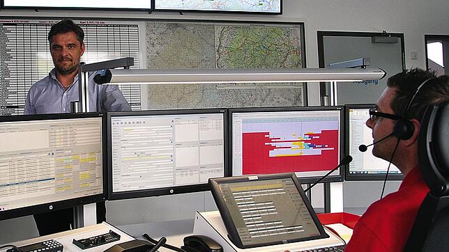 Die Leitstelle des DRK-Kreisverbands Waldshut. Im Hintergrund Markus Frey und im Vordergrund am Disponentenarbeitsplatz Sven Trapp.