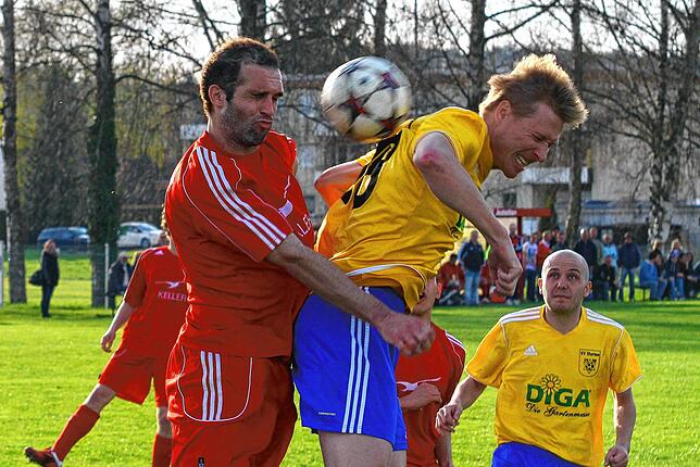 Späte Wende: Erst in der Nachspielzeit knackte Felix Cox (links, gegen Michael Amrein) mit dem SV Jestetten den Riegel des in Unterzahl ...