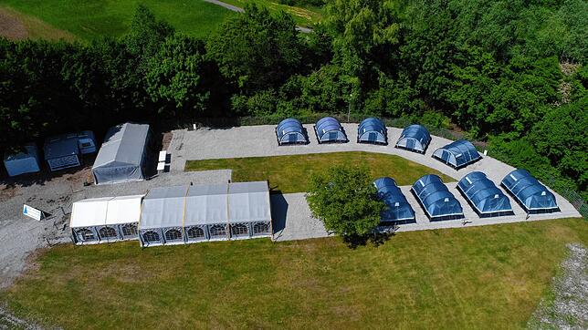 Die Teilnehmer des Segelcamps wohnen normalerweise in einem Zeltlager, wie es auf diesem Archivbild zu sehen ist, auf dem Campingplatz ...