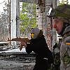 Vorbereitungen für den Ernstfall: Zivilisten üben gemeinsam mit Kräften der  Ukrainischen Territorialen Verteidigungskräfte, der ...
