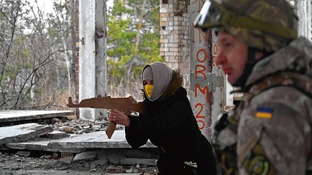 Vorbereitungen für den Ernstfall: Zivilisten üben gemeinsam mit Kräften der  Ukrainischen Territorialen Verteidigungskräfte, der ...