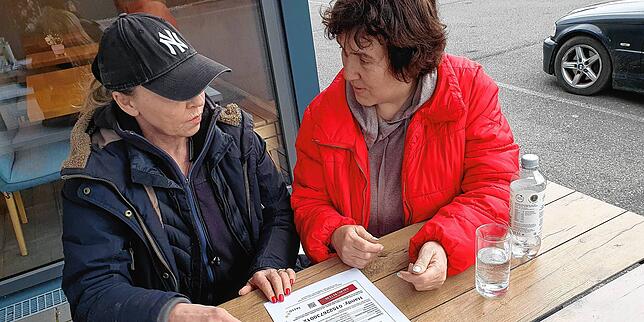 Diana Schiepp und Petra Herrmann (rechts) sprechen über die verschwundenen Katzen.