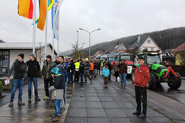 Die Landwirte unterhalten sich auf dem Vorplatz der Immendinger Donauhalle mit Gästen des Neujahrsempfangs.