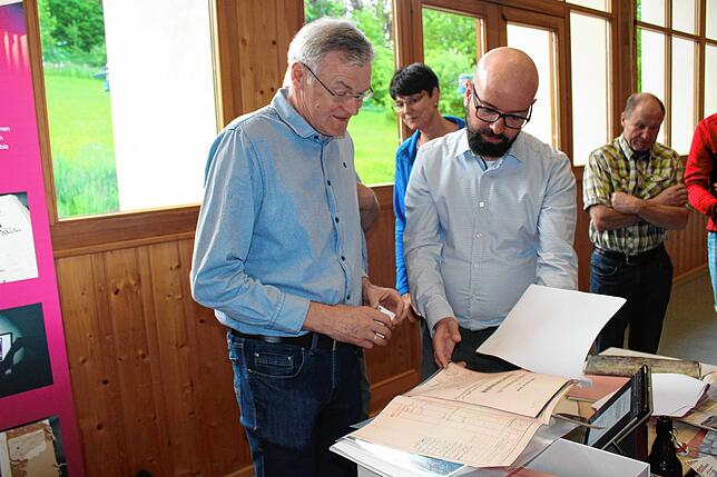 Siegfried Keller (links) interessiert sich für die Geschichte der Kapelle in Ursaul. Das Baujahr 1880 kennt er. Dominik Rimmele gibt ihm ...