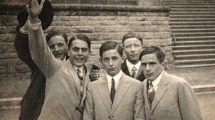 Thomas Manns Sohn Golo (rechts) als Abiturient mit Klassenkameraden vor dem Eingang des Kon- stanzer Suso-Gymnasiums. Für die mündliche ...