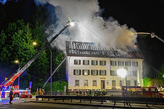 Mit zwei Drehleitern wird der Dachstuhlbrand bekämpft.