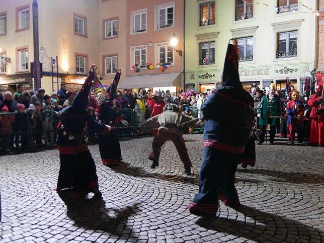 Bild 28: Bilderstory: Eröffnung des VSAN Narrentreffen in Bad Säckingen mit Brauchtumsabend auf dem Münsterplatz