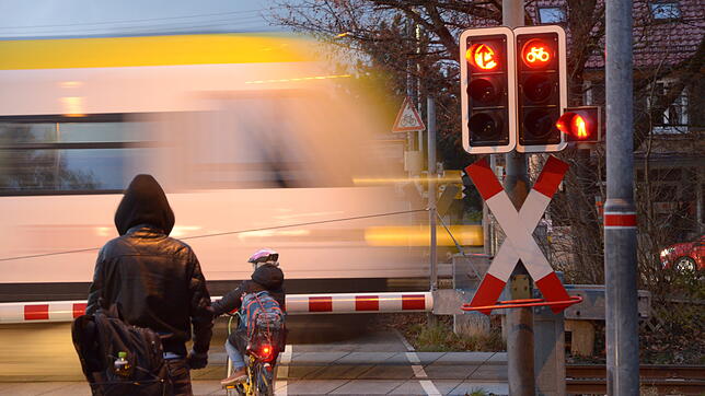 Seit Monaten wird über den Bahnübergang diskutiert. Bevor an der Kreuzung die abknickende Vorfahrt eingeführt wurde, regelte sich der ...