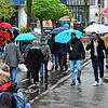 Trotz Dauerregen keine leeren Straßen: Die Besucher nutzten den verkaufsoffenen Sonntag gezielt zu einem Einkaufsbummel in den ...