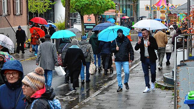 Trotz Dauerregen keine leeren Straßen: Die Besucher nutzten den verkaufsoffenen Sonntag gezielt zu einem Einkaufsbummel in den ...
