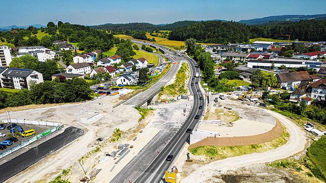 (Archivbild) Noch ist die Behelfsbrücke zwischen Allensbach (links) und dem Gewerbegebiet (rechts) hier im vergangenen Juni nicht zu ...
